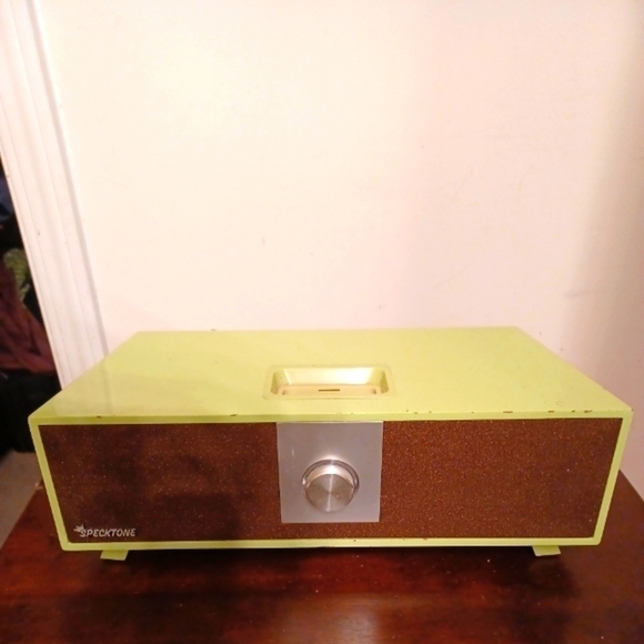 Specktone Retro iPod Docking Station - Picture 11 of 12